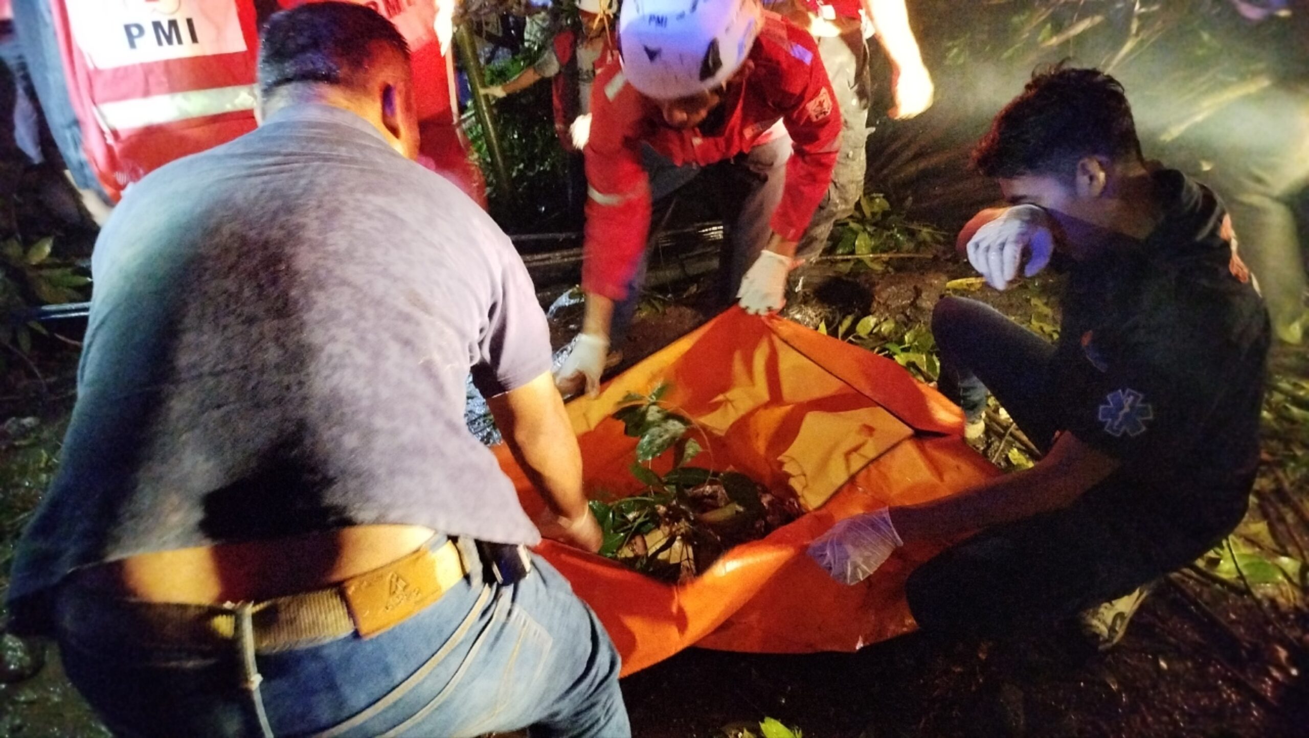 Teks: Evakuasi truk tangki air terguling di Gekbrong Cianjur