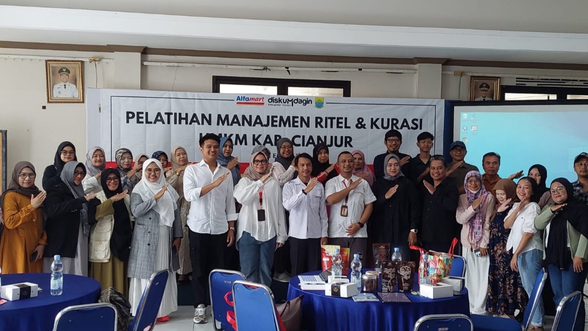 Teks: Pelatihan manajemen ritel dan kurasi produk UMKM Cianjur oleh Alfamart dan Diskumdagin di Aula PLUT Cianjur.
