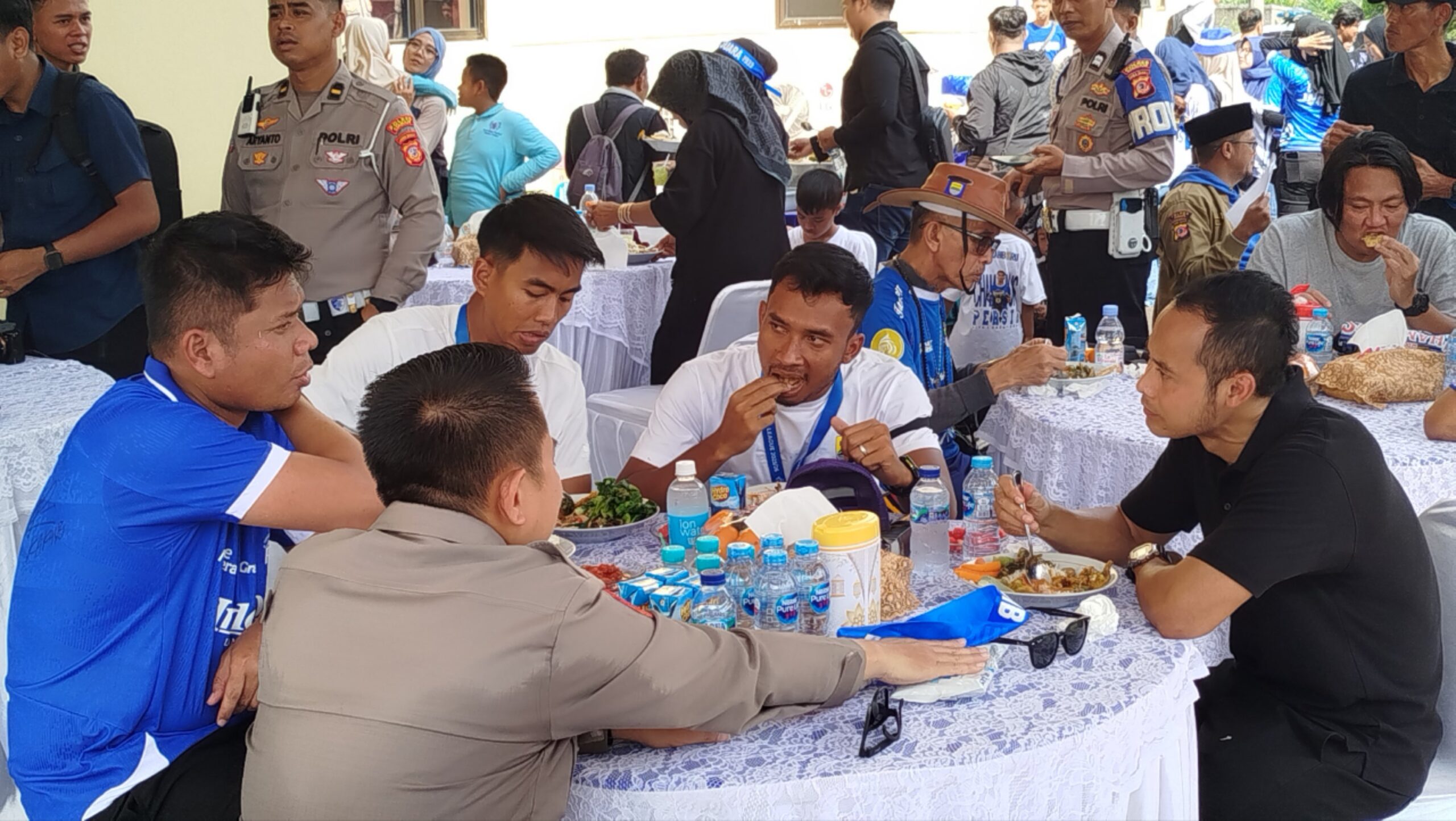 Teks:Kakang Rudianto dan Robi Darwis makan bersama usai penyambutan meriah Bobotoh di Mapolres Cianjur.