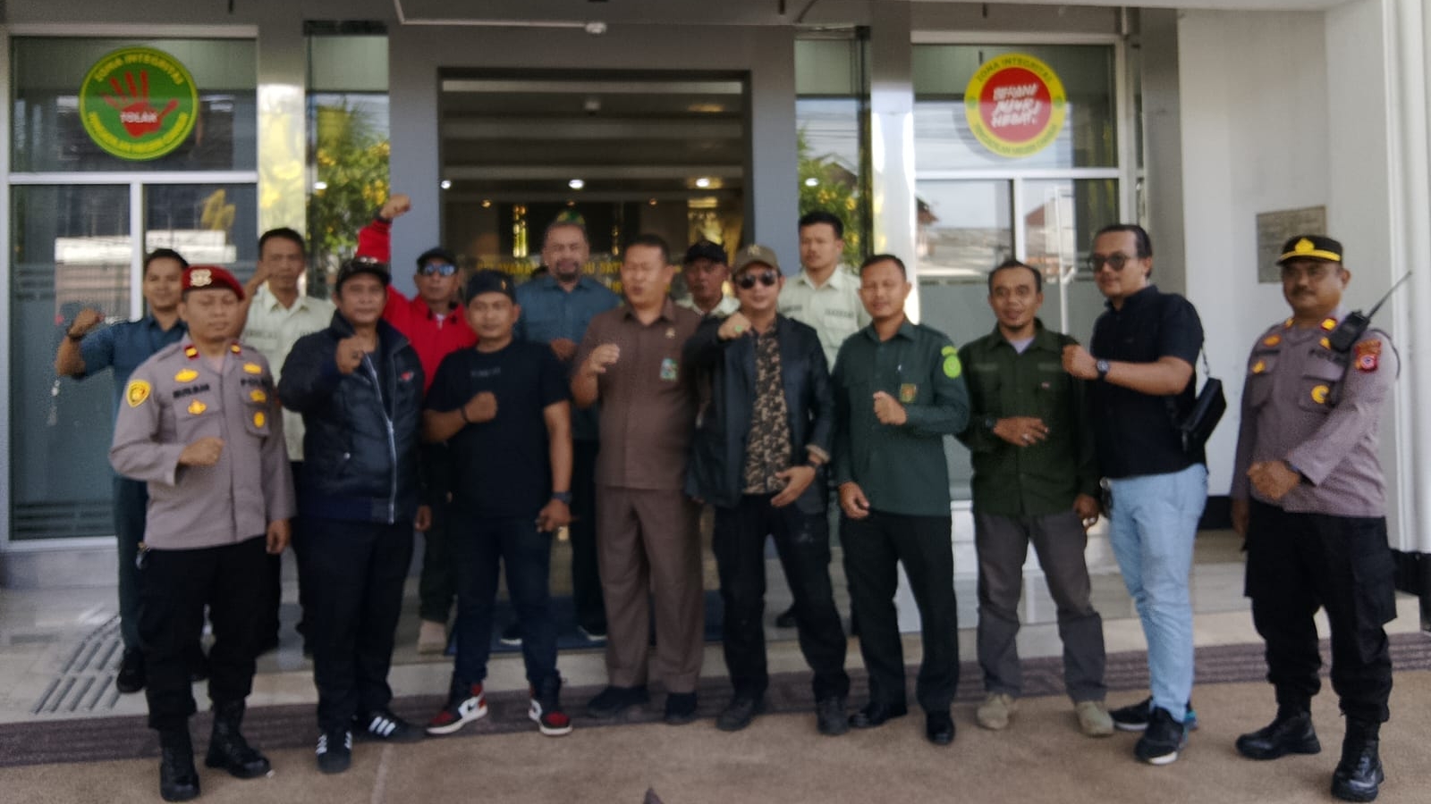 Teks: Aliansi Anti Mafia Tanah bersama aparat kepolisian di depan Pengadilan Negeri Cianjur usai aksi unjuk rasa.