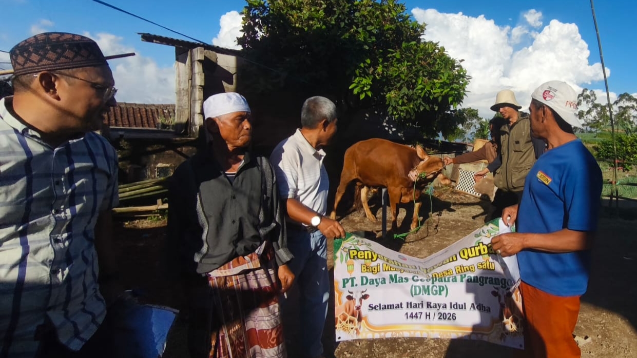 Foto:Perwakilan PT Daya Mas Geopatra Pangrango menyerahkan bantuan hewan kurban secara simbolis kepada masyarakat di tiga desa sekitar wilayah operasional perusahaan di Kabupaten Cianjur, Selasa (26/5/2026).