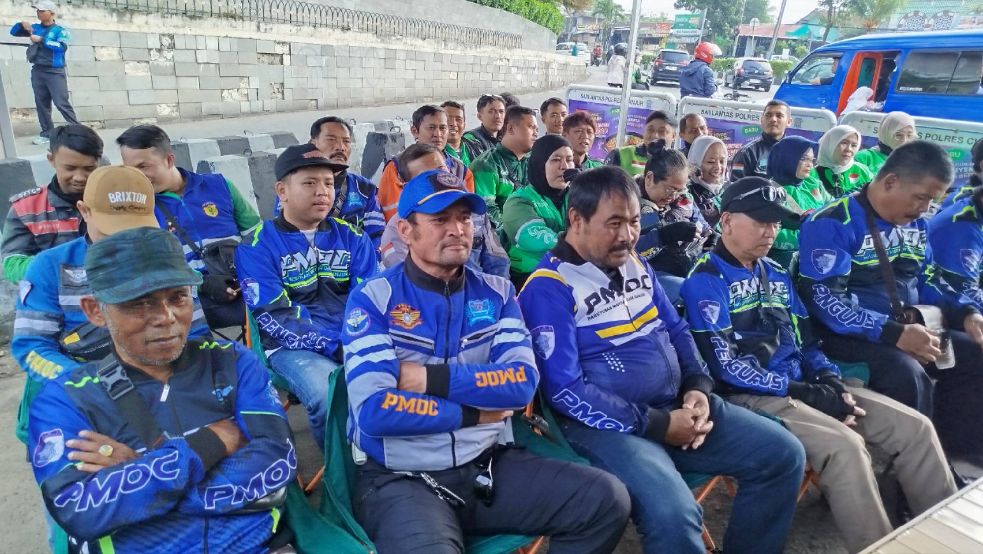 Teks: Pengemudi ojek online, ojek pangkalan, dan anggota PMOC mengikuti kegiatan Silaturahmi Pejuang Jalanan bersama Polres Cianjur di Bundaran Tugu Tauhid Citimall Cianjur.
