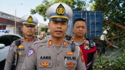 Truk Kontainer Tersangkut Pohon di Jalan Abdullah Bin Nuh, Polisi Lakukan Evakuasi Cepat