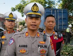 Truk Kontainer Tersangkut Pohon di Jalan Abdullah Bin Nuh, Polisi Lakukan Evakuasi Cepat