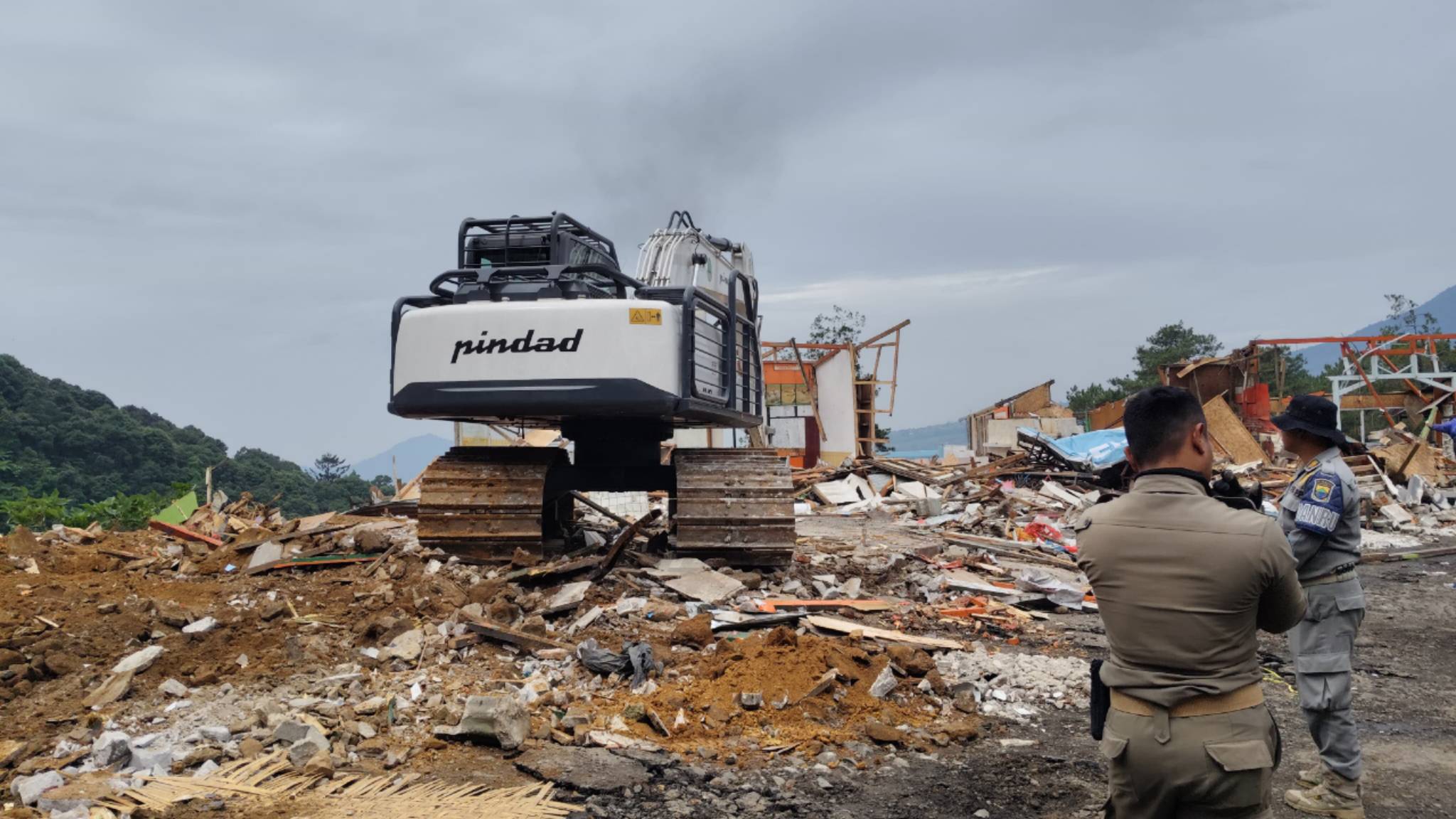 Teks: Pembongkaran kios Puncak Cianjur di Rest Area Segar Alam oleh petugas gabungan.