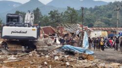 Tangis Pedagang Pecah Saat 163 Kios di Jalur Puncak Cianjur Dibongkar