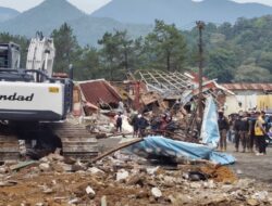 Tangis Pedagang Pecah Saat 163 Kios di Jalur Puncak Cianjur Dibongkar
