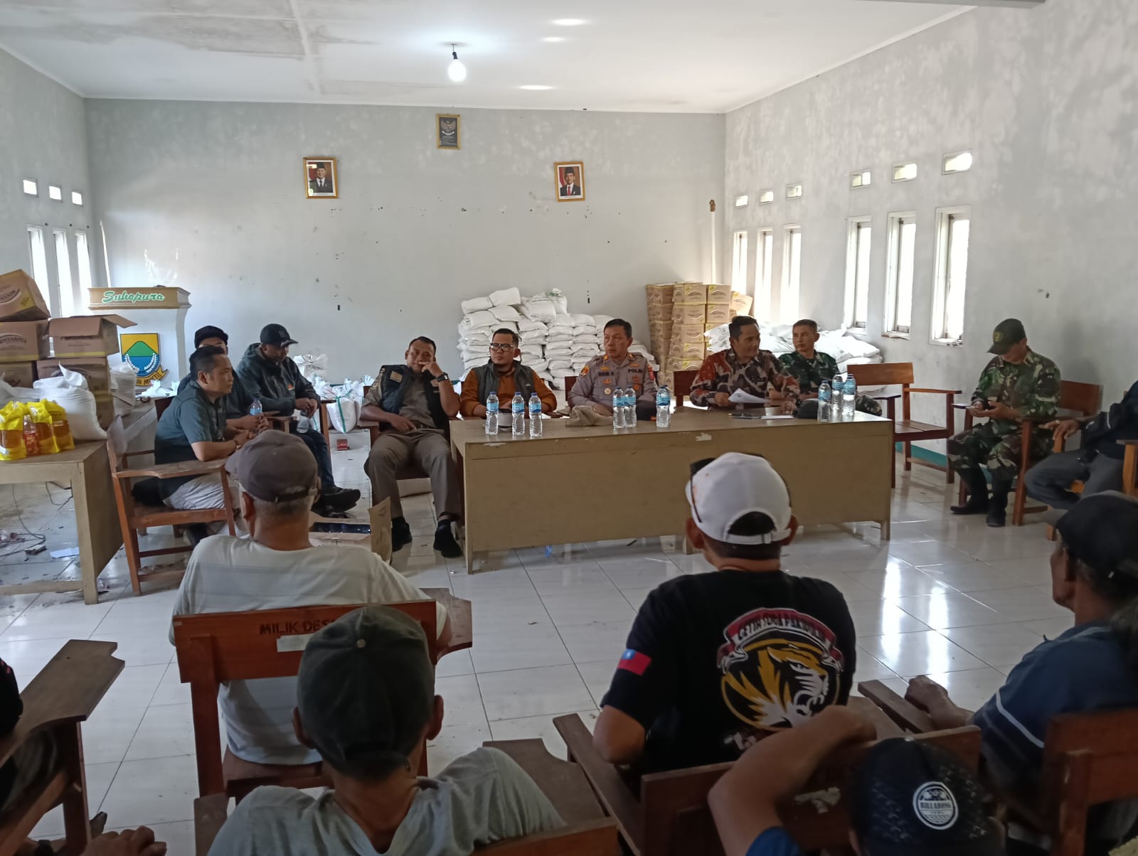 Teks: Audiensi warga terkait dugaan penyelewengan bansos Bulog di Desa Sukapura Cidaun Cianjur.