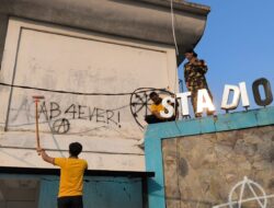 Gerakan Indonesia Asri, Polres Cianjur Bersihkan Coretan Vandalisme di Sejumlah Ruas Jalan Kota