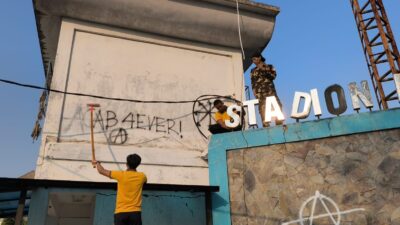 Gerakan Indonesia Asri, Polres Cianjur Bersihkan Coretan Vandalisme di Sejumlah Ruas Jalan Kota