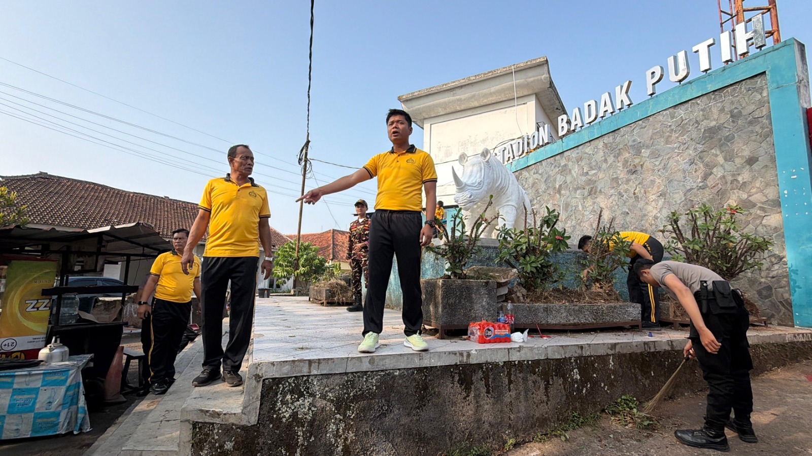 Teks: Polres Cianjur membersihkan vandalisme ACAB dan menggelar Gerakan Indonesia Asri di Kabupaten Cianjur.
