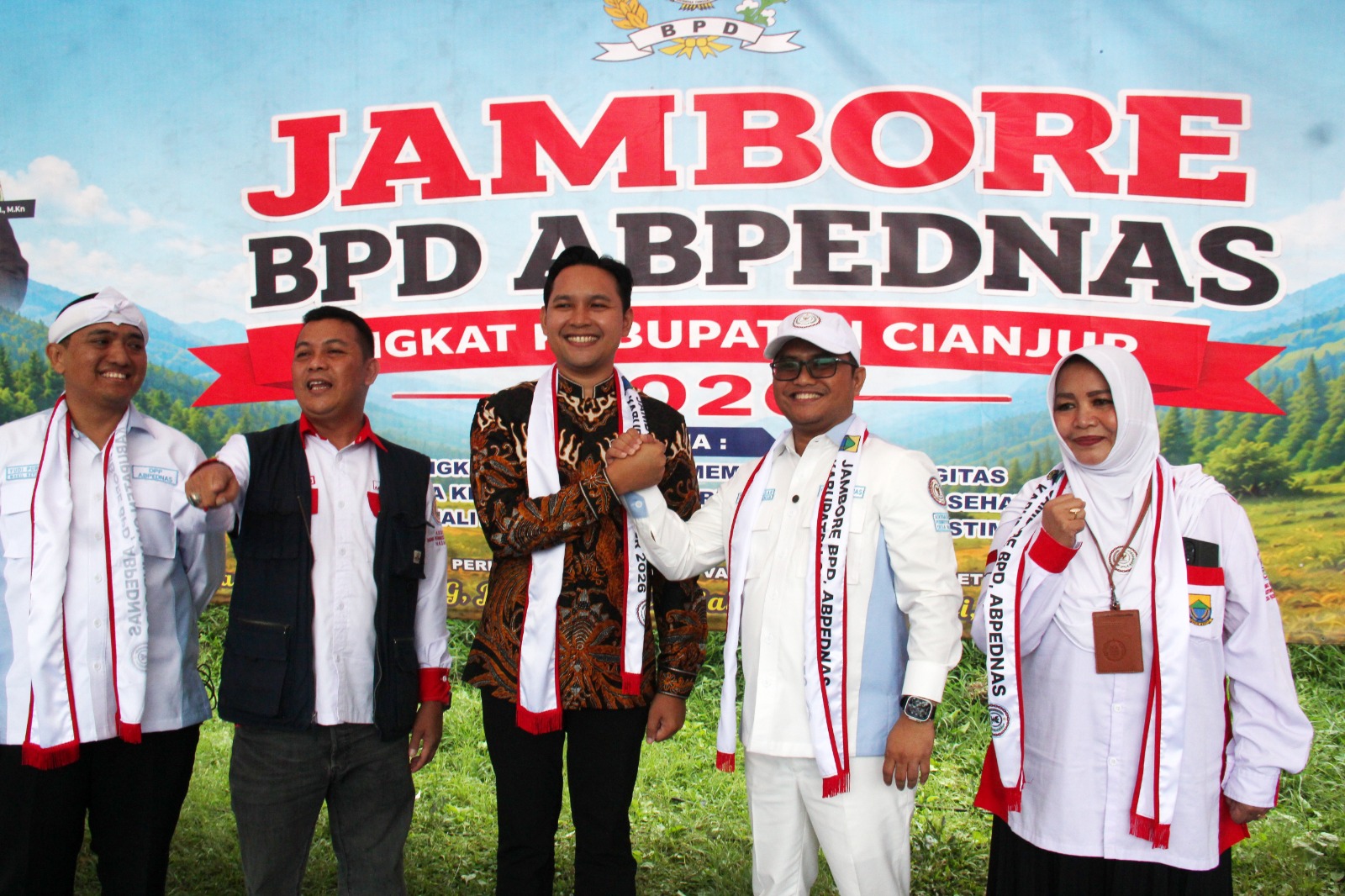 Teks: Pelaksanaan Jambore BPD Cianjur 2026 di Sarongge Valley Pacet yang dihadiri Bupati Cianjur dan pengurus ABPEDNAS.