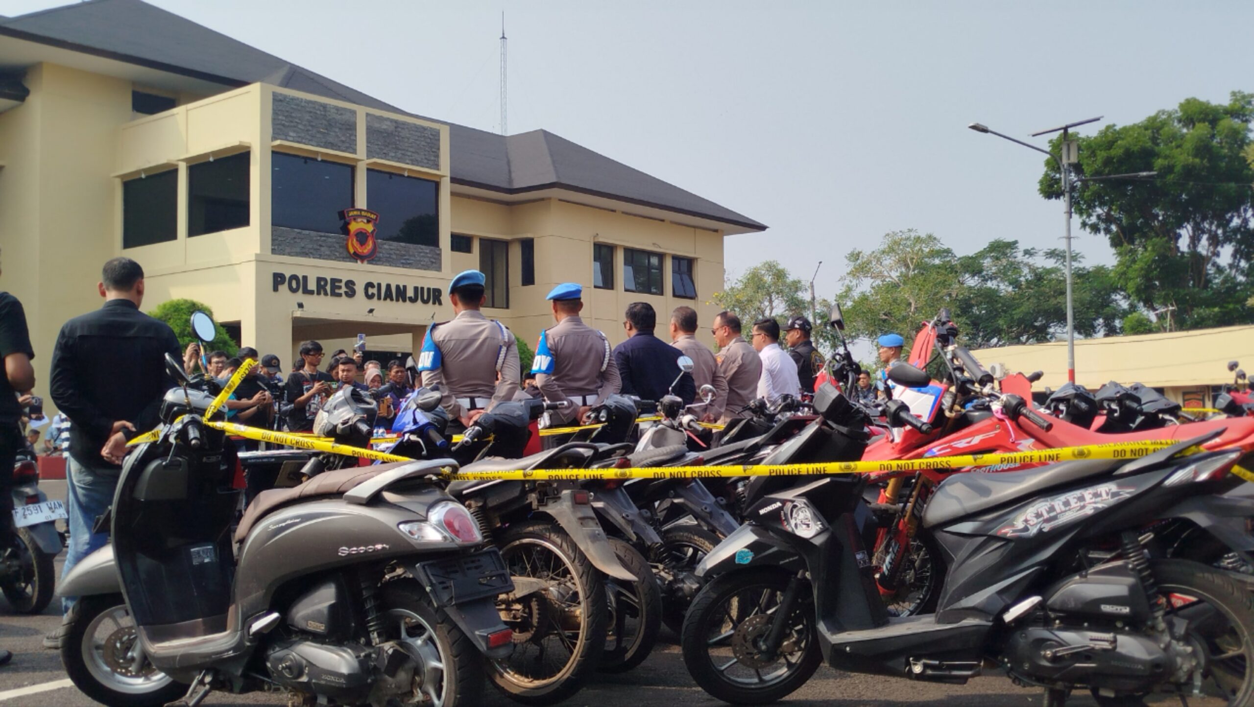 Teks: Deretan sepeda motor barang bukti kasus curanmor yang diamankan Polres Cianjur dipasang garis polisi saat konferensi pers pengungkapan kasus di Mapolres Cianjur.