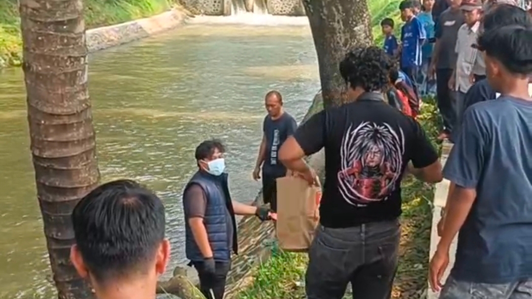 Teks: Bocah kelas V SD ditemukan mengambang di saluran irigasi Bojongpicung Cianjur.
