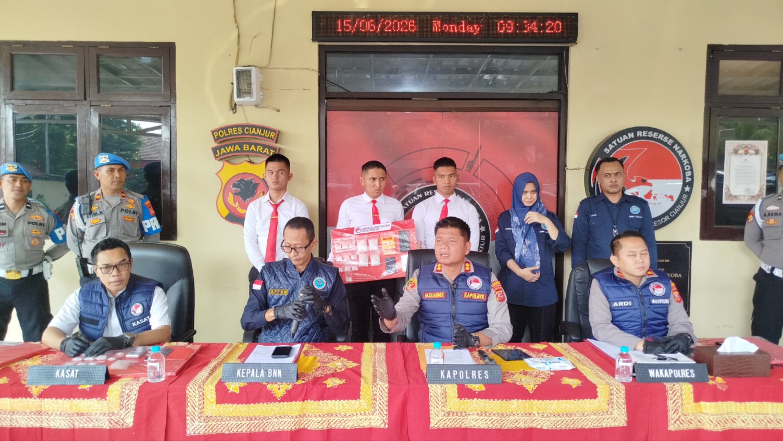 Teks: Kapolres Cianjur menunjukkan barang bukti sabu seberat 270 gram dalam konferensi pers pengungkapan kasus narkotika di Mapolres Cianjur.