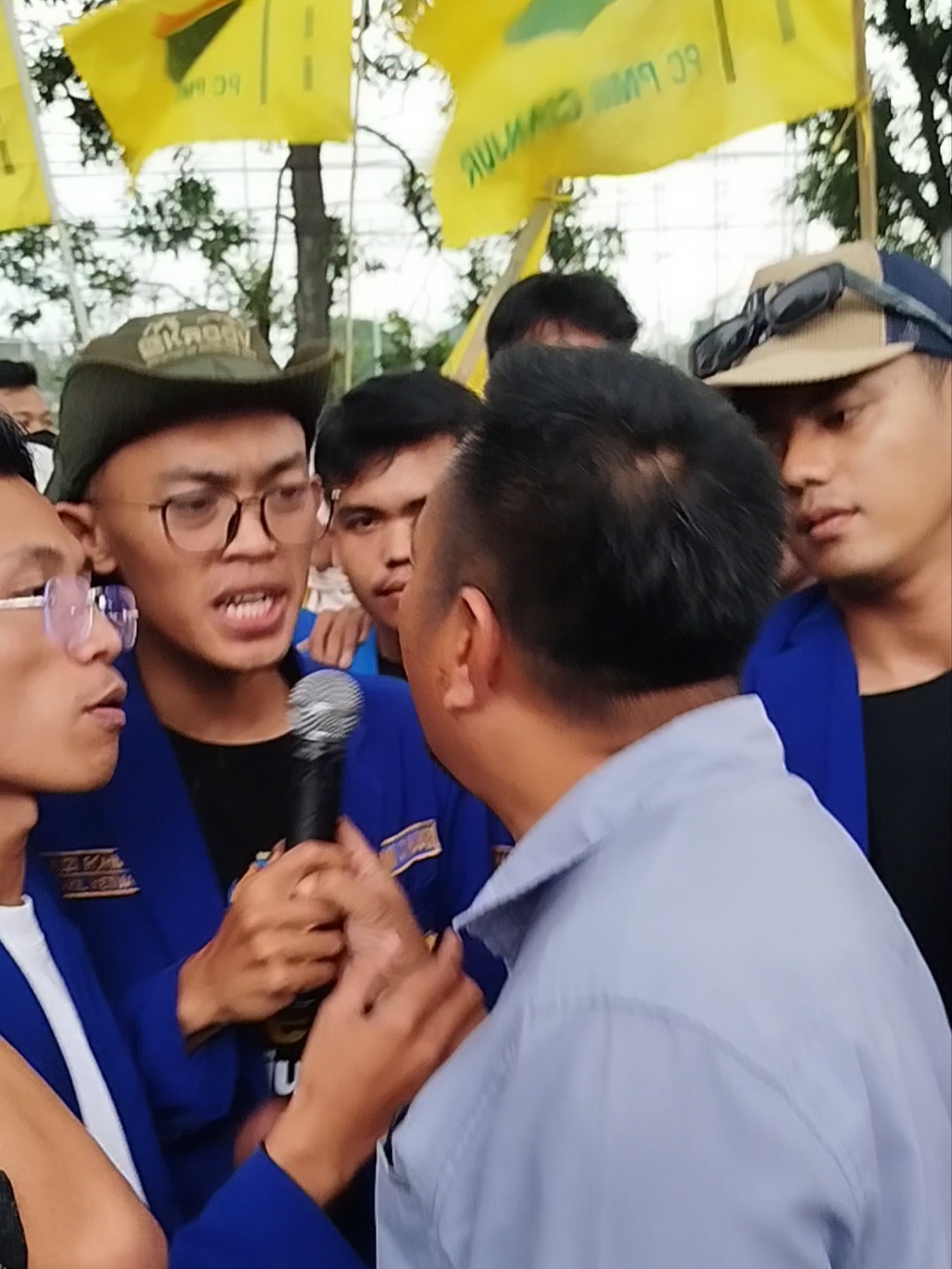 Teks: Adu tensi antara Ketua Komisi III DPRD Cianjur dan massa aksi PMII setelah upaya perebutan mikrofon saat demonstrasi.