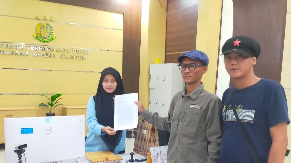 Teks: AMAR Cianjur laporkan dugaan reses fiktif anggota DPRD Cianjur ke Kejaksaan Negeri Cianjur