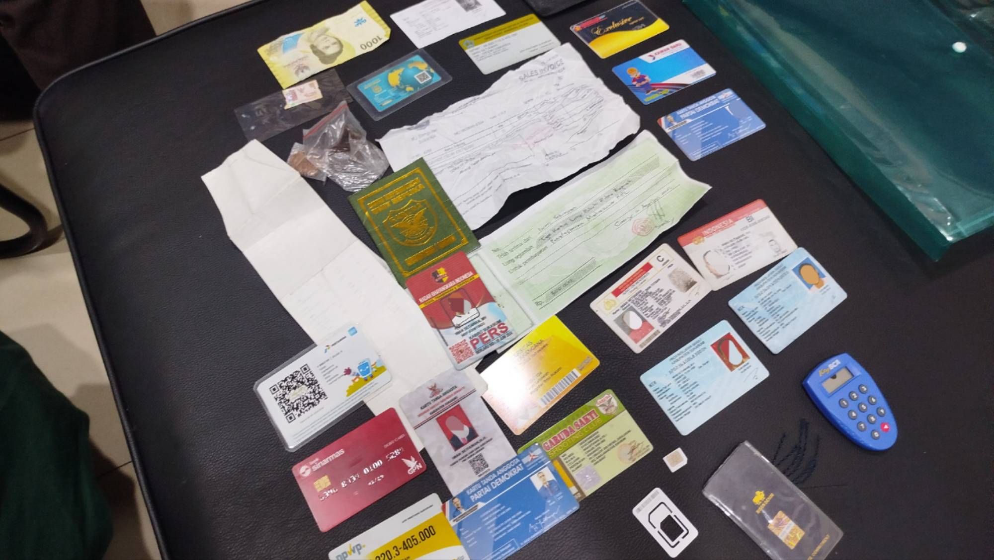 Teks: Berbagai kartu identitas dan atribut yang diamankan Kejari Cianjur dari IS yang diduga mengaku sebagai jaksa, wartawan, dan anggota kepolisian.