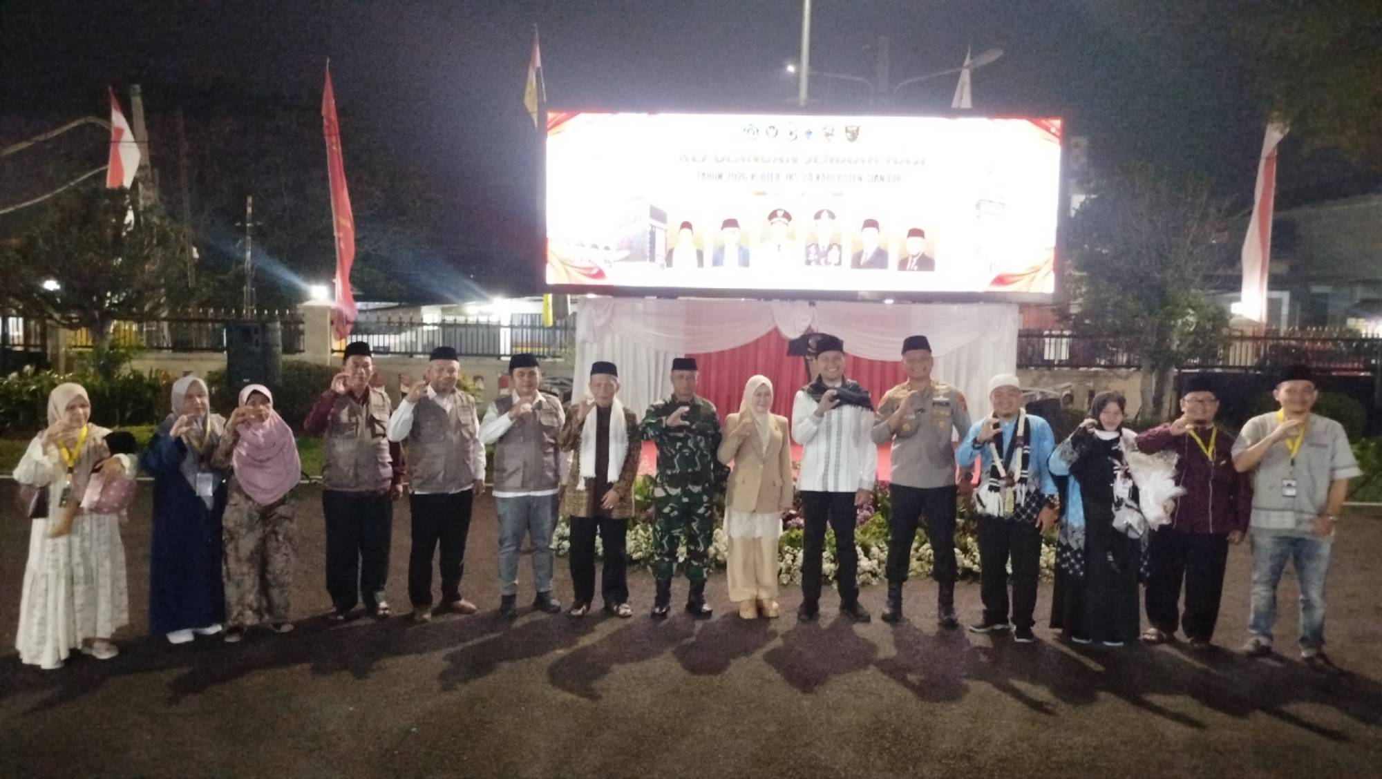 Teks: Pemulangan jamaah haji Cianjur 2026 disambut Kapolres Cianjur, Bupati dan unsur Forkopimda di Mapolres Cianjur