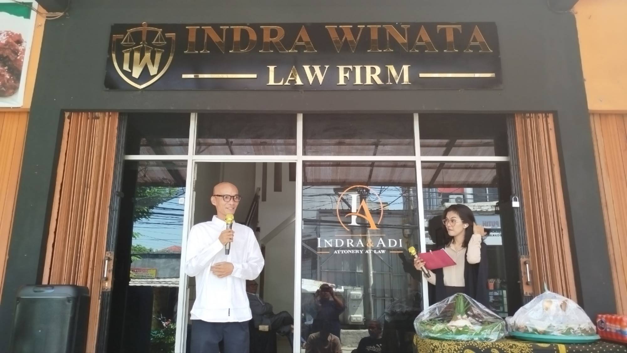 Teks: Adi Supriadi partner Indra Winata Law Firm menjelaskan visi pelayanan hukum profesional dan akses keadilan bagi masyarakat saat acara peresmian.