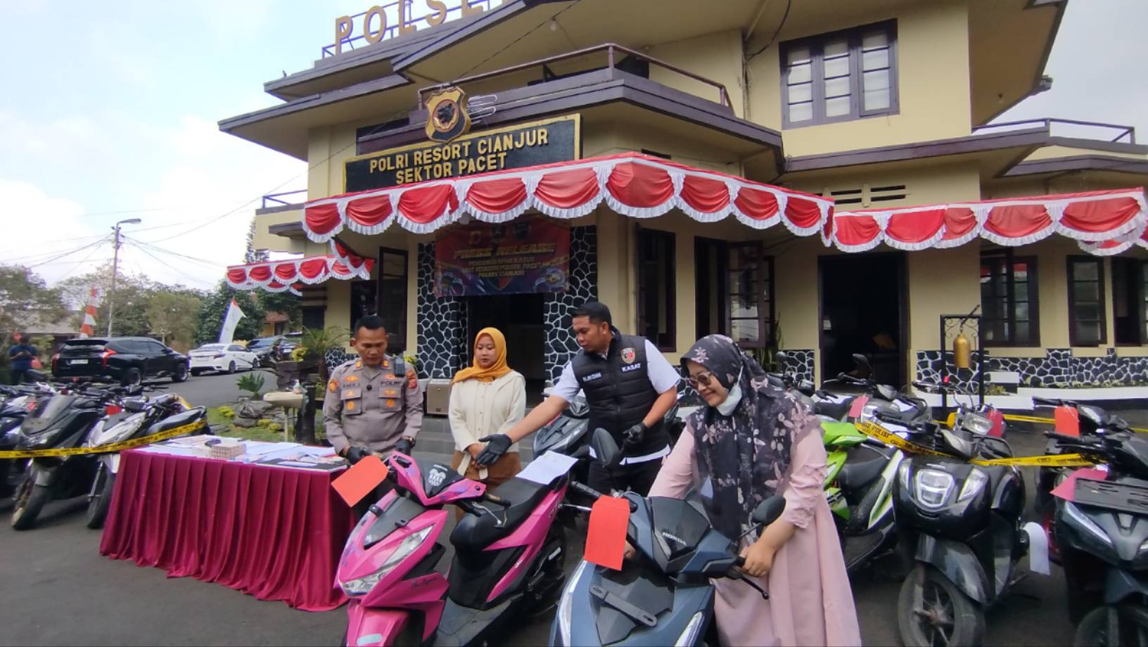 Teks: Penyerahan dua sepeda motor korban curanmor oleh Kapolsek Pacet dan Kasat Reskrim Polres Cianjur usai pengungkapan kasus pencurian kendaraan.