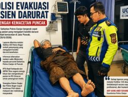 Polisi Evakuasi Pasien Darurat di Tengah Kemacetan Puncak
