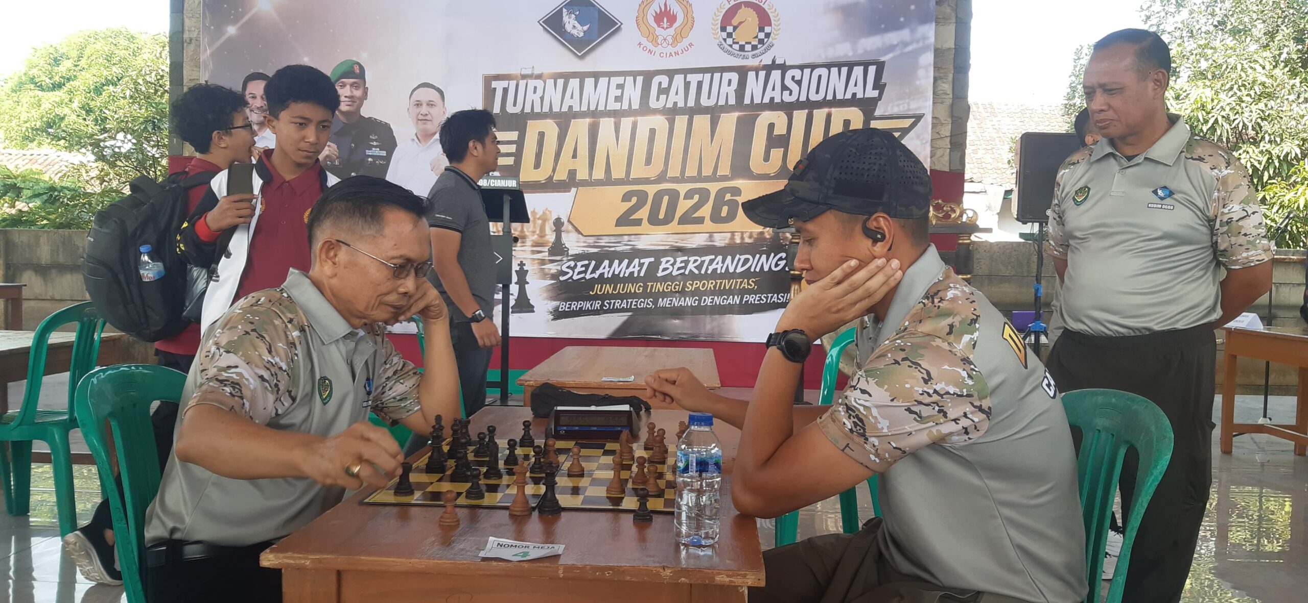 Teks: Dandim 0608/Cianjur Letkol Inf. Bistok Barry Simarmata bermain catur melawan mantan Ketua KONI Kabupaten Cianjur pada Turnamen Catur Nasional Dandim Cup 2026 di Makodim 0608/Cianjur.