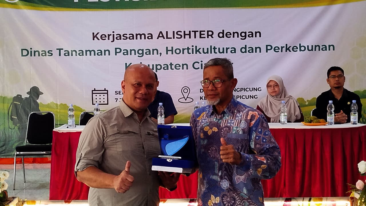 Teks: Ketua Umum Alishter Indonesia, Mulyadi Benteng, menyerahkan Buku Parakuat Diklorida kepada Kepala Dinas Tanaman Pangan, Hortikultura, dan Perkebunan Kabupaten Cianjur, Wahyu Ginanjar, pada pelatihan ToU Pestisida Terbatas di Bojongpicung.