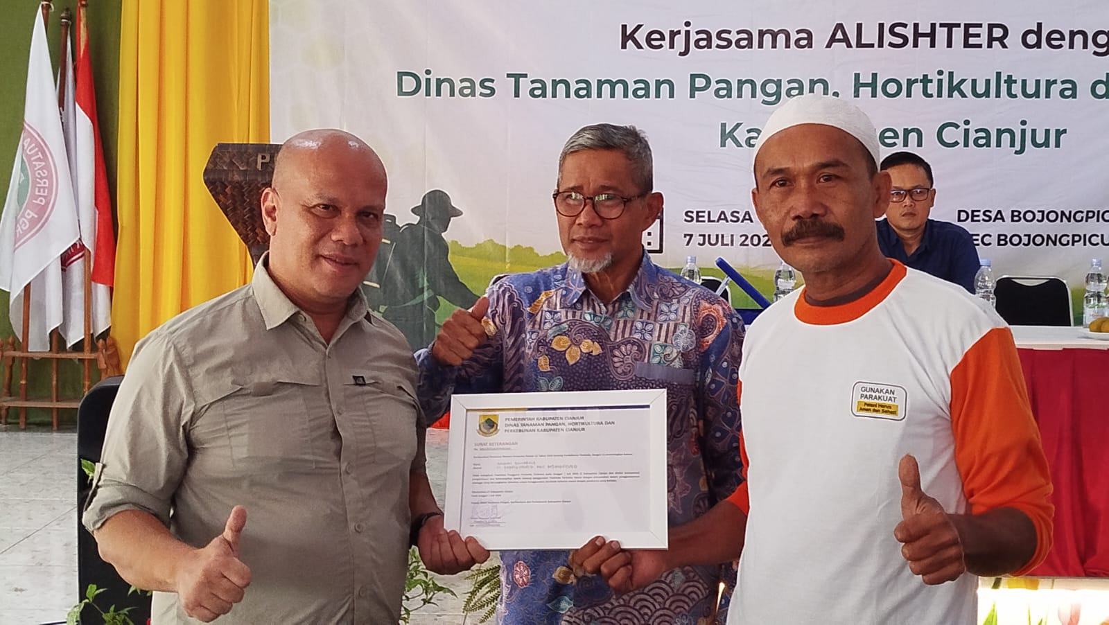 Teks: Kepala Dinas Tanaman Pangan, Hortikultura, dan Perkebunan Kabupaten Cianjur, Wahyu Ginanjar, bersama Ketua Umum Alishter Indonesia, Mulyadi Benteng, menyerahkan Surat Keterangan Pelatihan kepada petani peserta ToU Pestisida Terbatas di Bojongpicung, Cianjur.