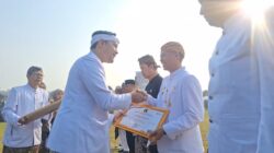 Camat Mande Terima Piagam Penghargaan Mitra Kerja dari Menteri Hukum RI