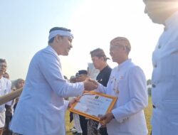 Camat Mande Terima Piagam Penghargaan Mitra Kerja dari Menteri Hukum RI