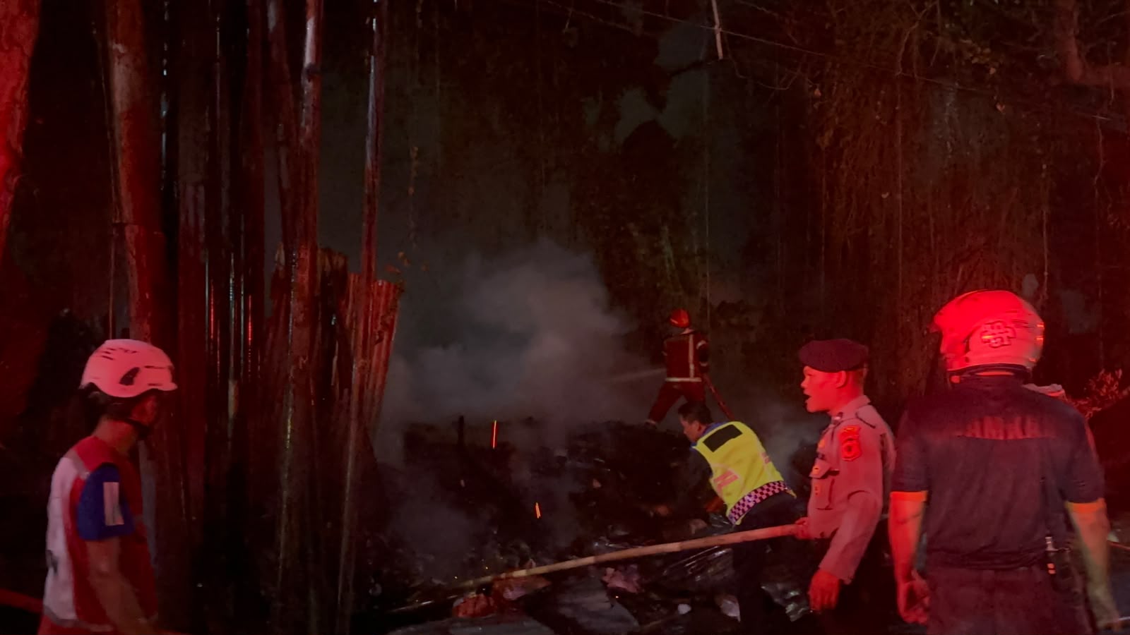 Teks: Kebakaran TPS Umum di Sawahgede Cianjur dipadamkan menggunakan AWC Polres Cianjur.