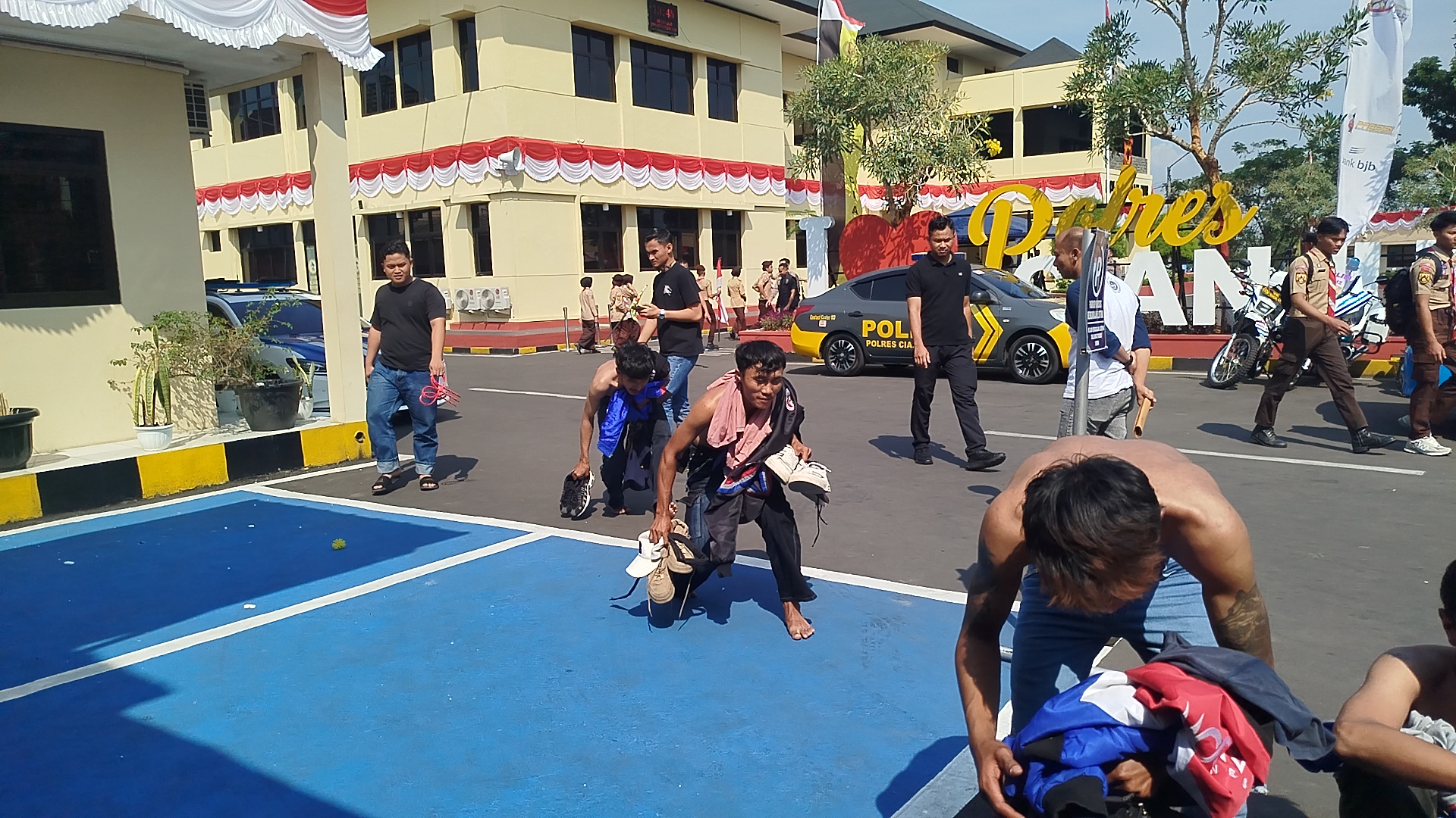 Teks: Sejumlah orang yang diamankan saat KRYD Polres Cianjur menjalani pemeriksaan di halaman Mapolres Cianjur.