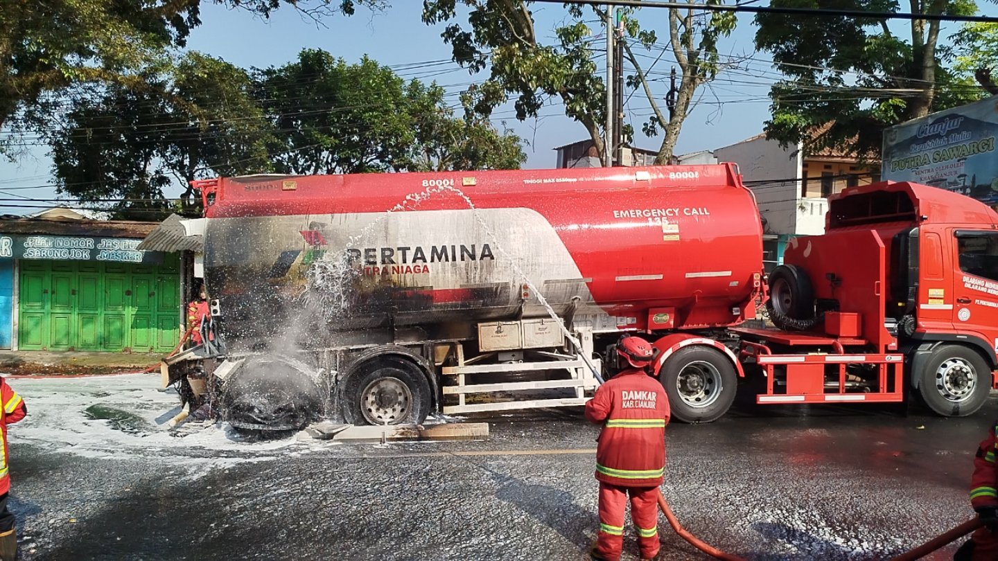 Teks: Petugas menangani kebakaran truk BBM Pertamina di Jalan Raya Sukabumi Warungkondang Cianjur.