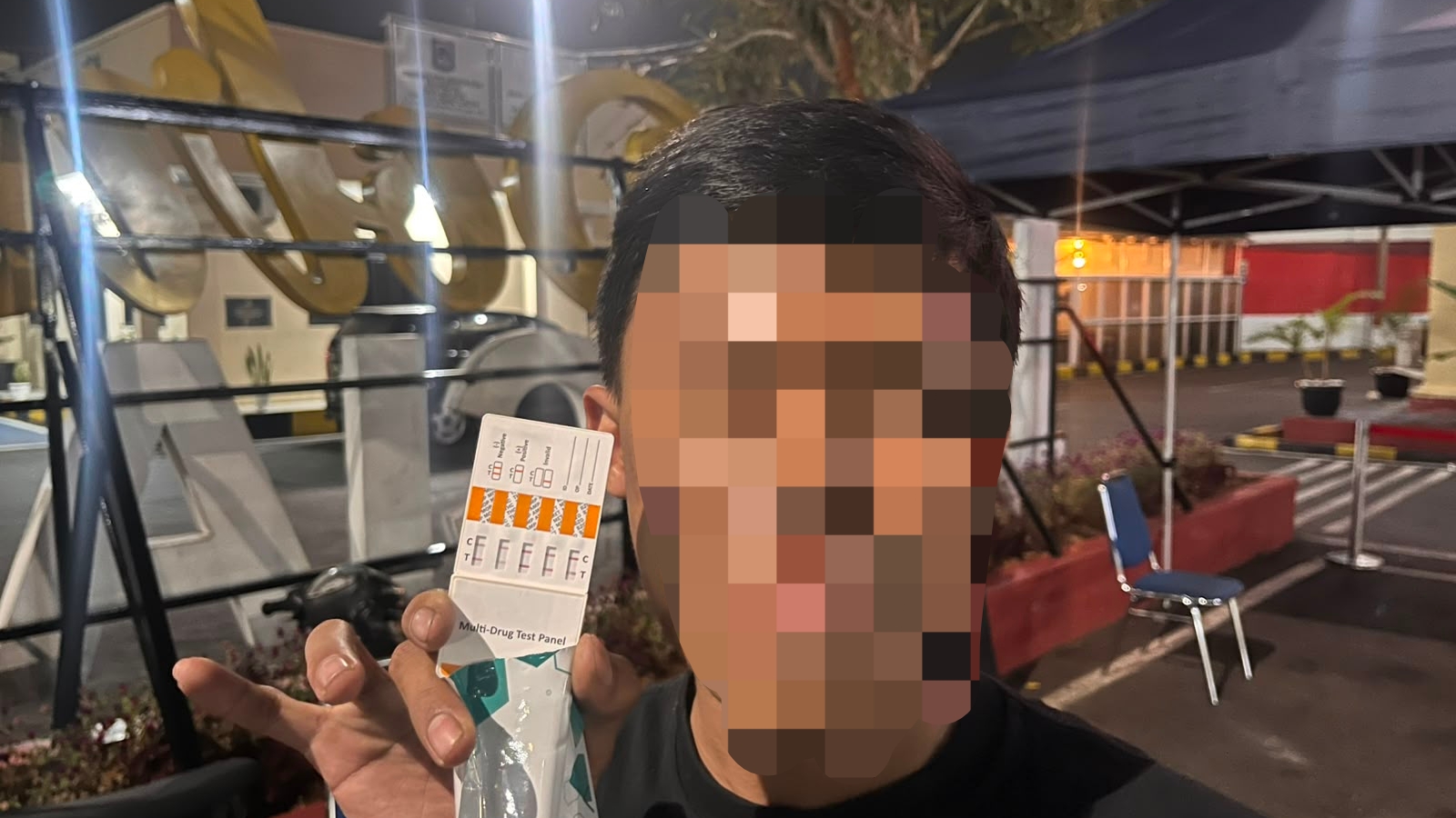 Teks: Pengendara yang diamankan dalam Patroli Jago Presisi Polres Cianjur memperlihatkan alat tes urine dengan hasil negatif di Mapolres Cianjur.