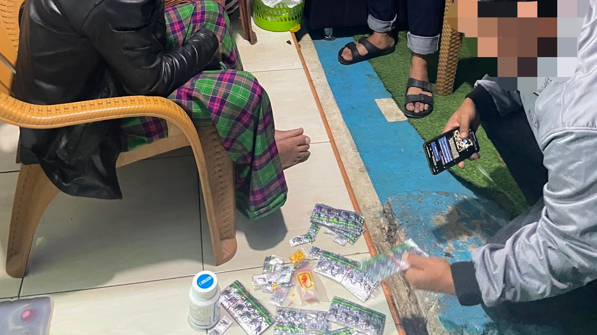 Teks: Petugas Satresnarkoba Polres Cianjur mengamankan terduga pelaku peredaran obat keras terbatas di Sukawangi.