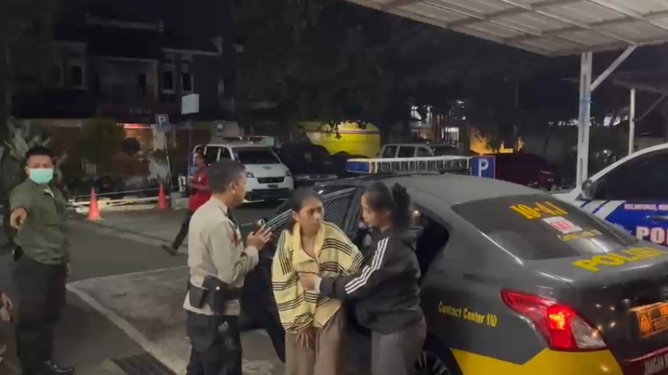 Teks: Patroli Jago Presisi Polres Cianjur membantu warga sakit menuju RSUD Sayang.