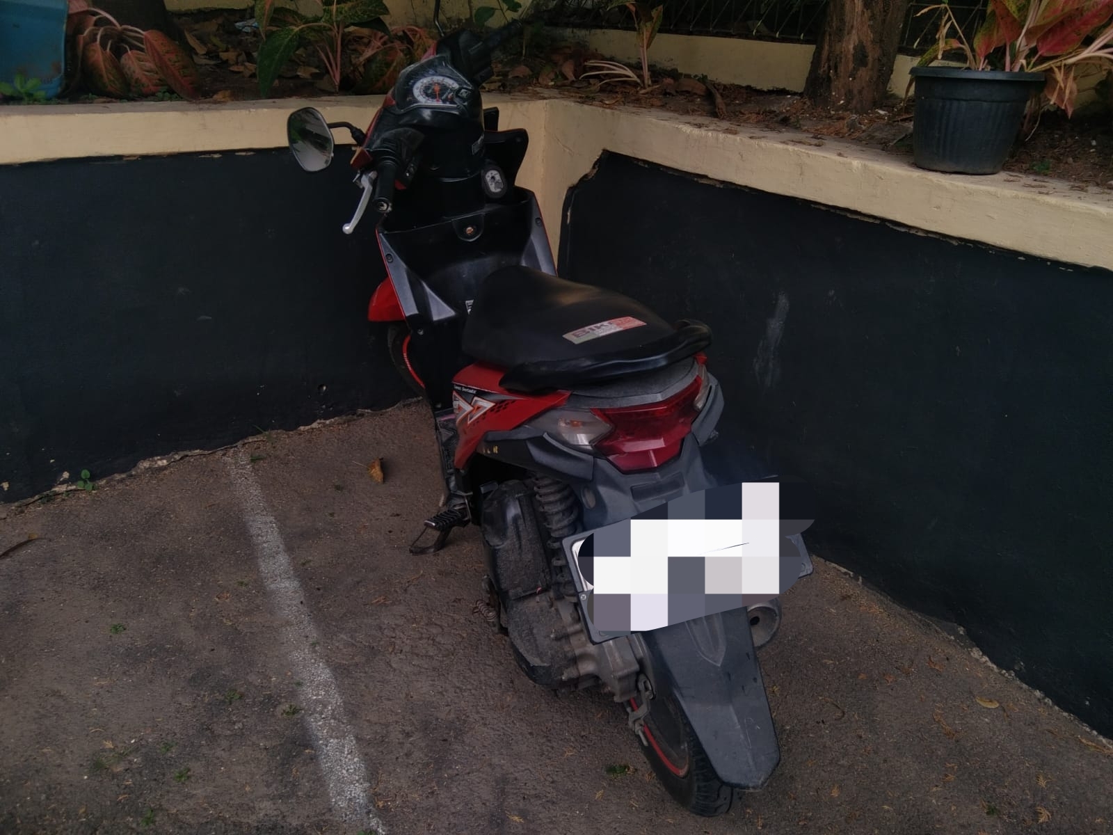 Teks: Sepeda motor yang diduga digunakan dua pelajar SMP diamankan polisi sebagai barang bukti kasus dugaan tawuran di Cibeber, Kabupaten Cianjur.