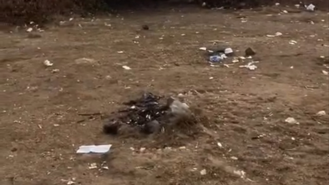 Teks: Sampah berserakan di Alun-alun Suryakencana Gunung Gede Pangrango.