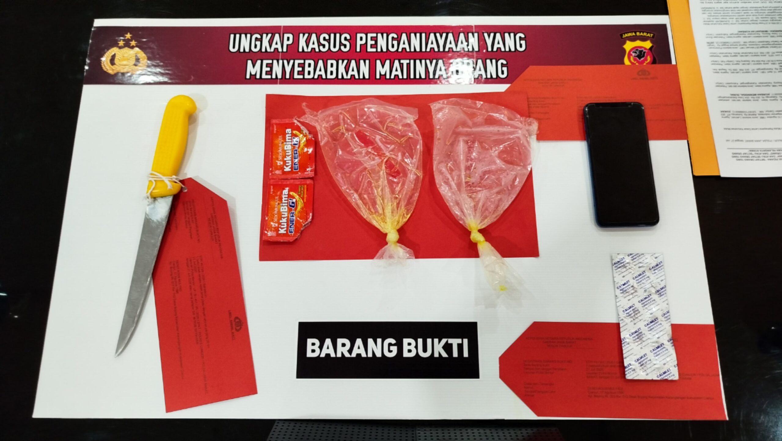 Teks: Barang bukti kasus penusukan pedagang kelapa di Pasar Muka Cianjur yang ditampilkan Polres Cianjur saat konferensi pers.