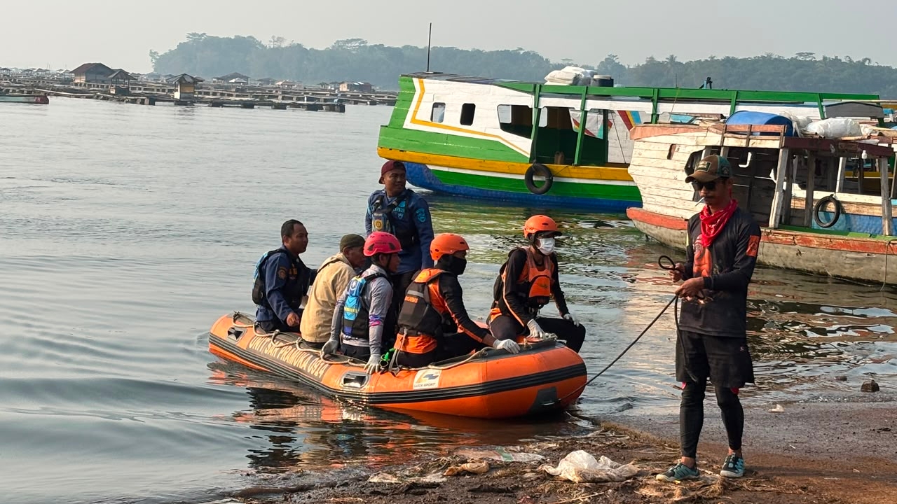 Teks: Evakuasi korban tenggelam oleh tim SAR gabungan di Waduk Cirata