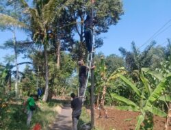 Manfaatkan Tiang Internet, Pemdes Ciantaasih Pasang 10 Titik PJU