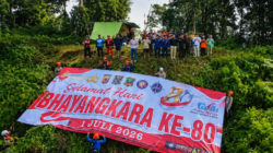 Semangat Bhayangkara! Tim Gabungan Polres Cianjur Sukses Bentangkan Spanduk Raksasa di Gunung Karang