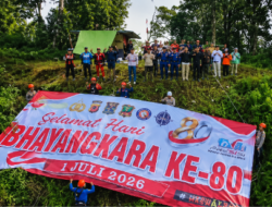 Semangat Bhayangkara! Tim Gabungan Polres Cianjur Sukses Bentangkan Spanduk Raksasa di Gunung Karang