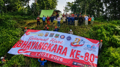 Semangat Bhayangkara! Tim Gabungan Polres Cianjur Sukses Bentangkan Spanduk Raksasa di Gunung Karang