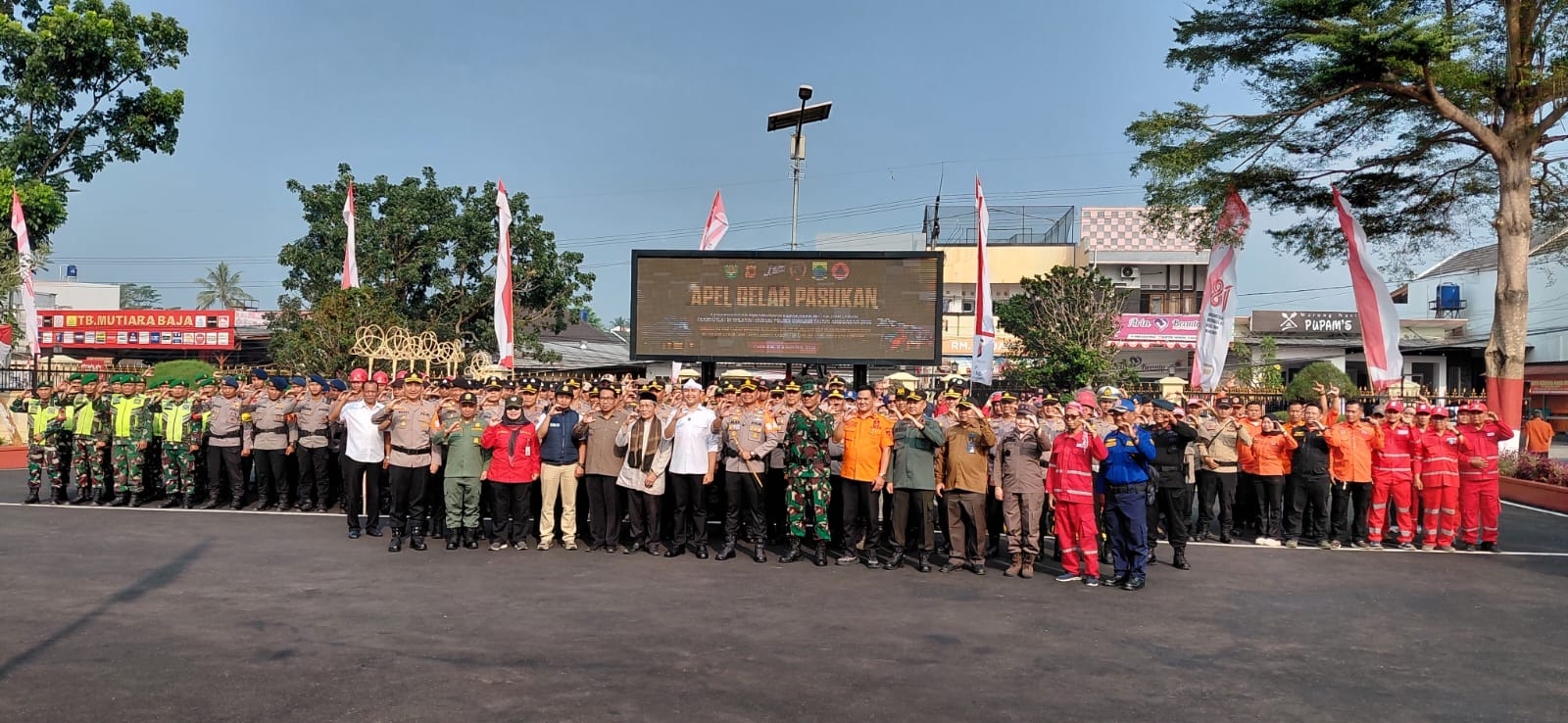 Teks: Apel gelar pasukan Karhutla Polres Cianjur melibatkan TNI, Brimob, BPBD, PMI dan unsur terkait.