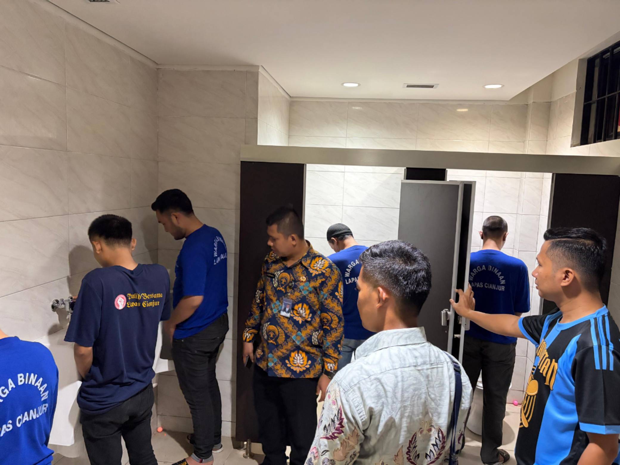 Teks: Petugas Lapas Cianjur melakukan penggeledahan kamar hunian warga binaan.