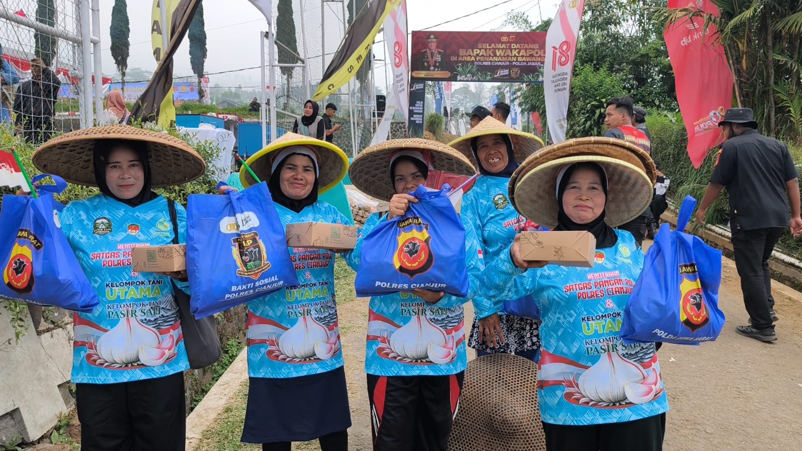 Teks: Petani bawang putih menerima sembako dalam kegiatan Polri di Cianjur.