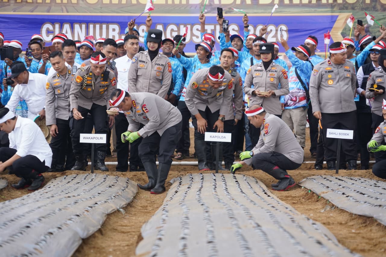 Teks: Polri menanam bawang putih serentak di 14 daerah Jawa Barat termasuk Cianjur.