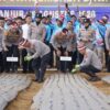 Kejar Swasembada, Wakapolri Tanam Bawang Putih di Cianjur Sambil Beri Bantuan Warga